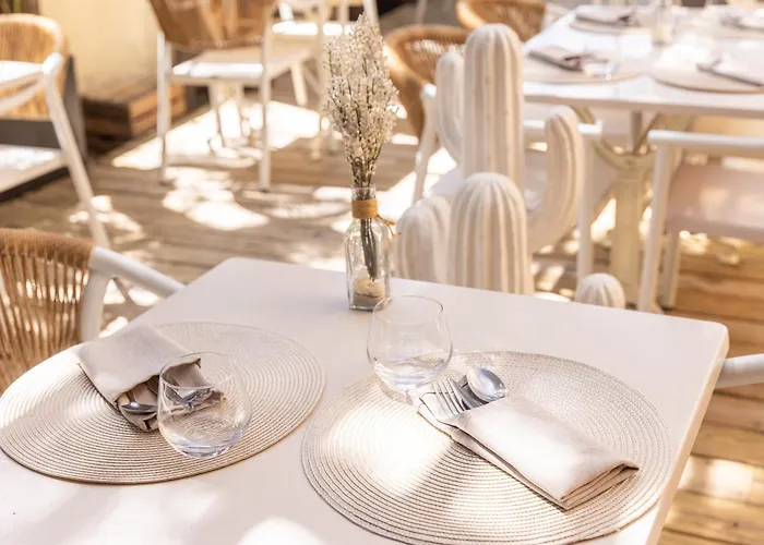 Le Trefle Отель Порте-сюр-Гарон