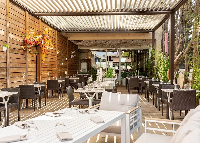 Отель Le Trefle Порте-сюр-Гарон